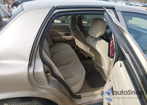 2004 Ford Crown Victoria Standard z USA, uszkodzony, nr VIN 2FAFP73W74X150599